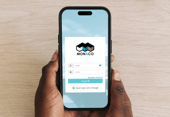 Celular exibindo uma tela de login do sistema Monaco