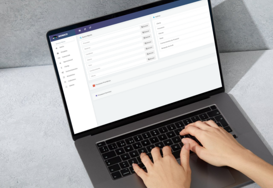 Pessoa usando laptop exibindo tela do sistema Monaco